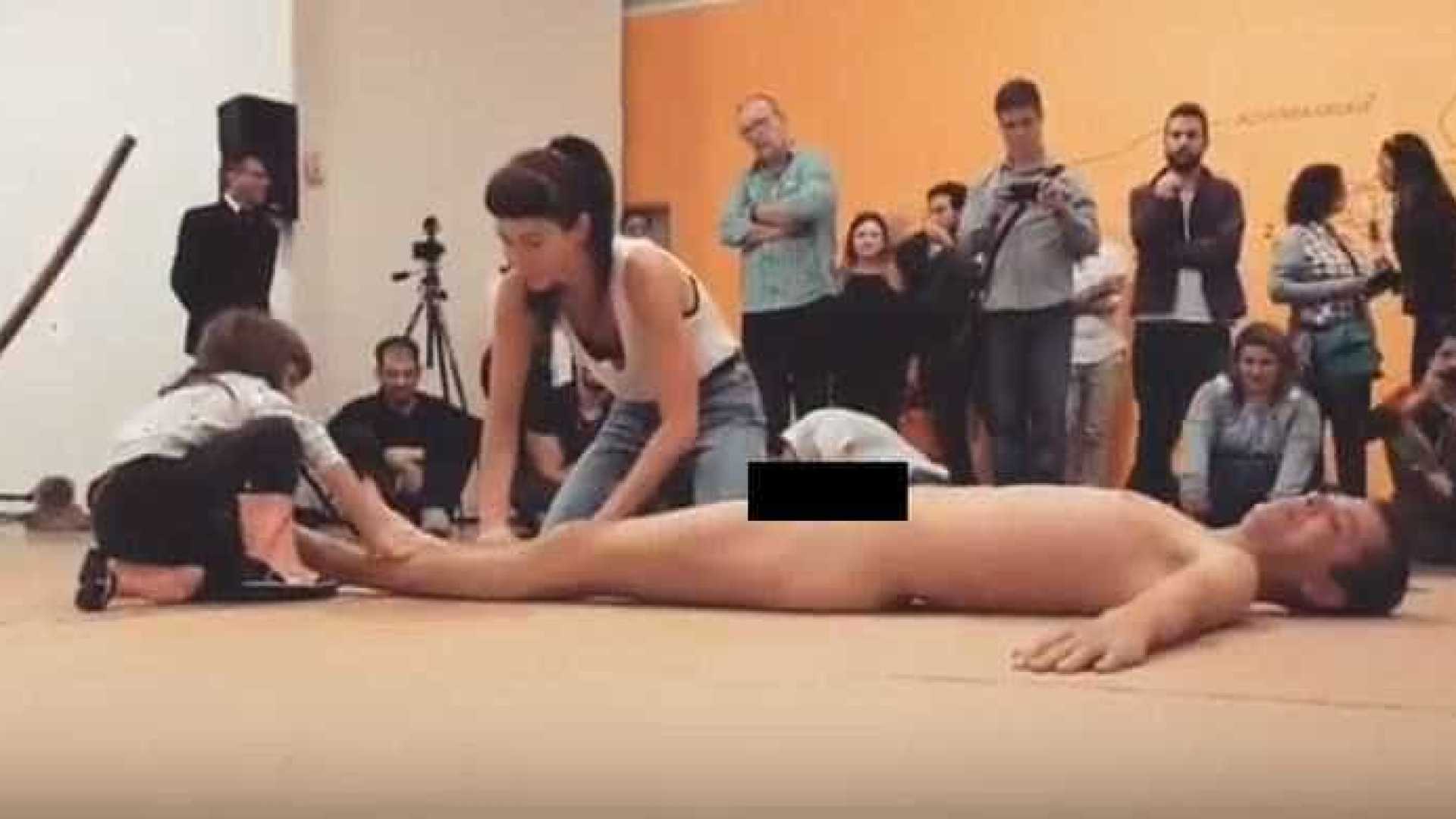Performance com artista nu e criança gera polêmica nas redes sociais