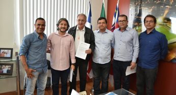 Reitor da UNEB recebe título de cidadão Guanambiense