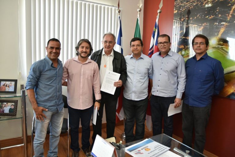 Reitor da UNEB recebe título de cidadão Guanambiense