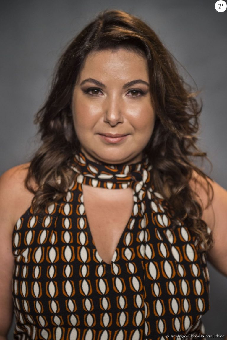 Mariana Xavier exibe curvas em foto de calcinha e sutiã