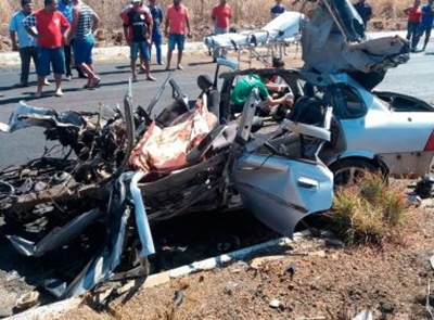 Cristópolis: Pai e filha morrem em acidente que envolveu três veículos na BR-242