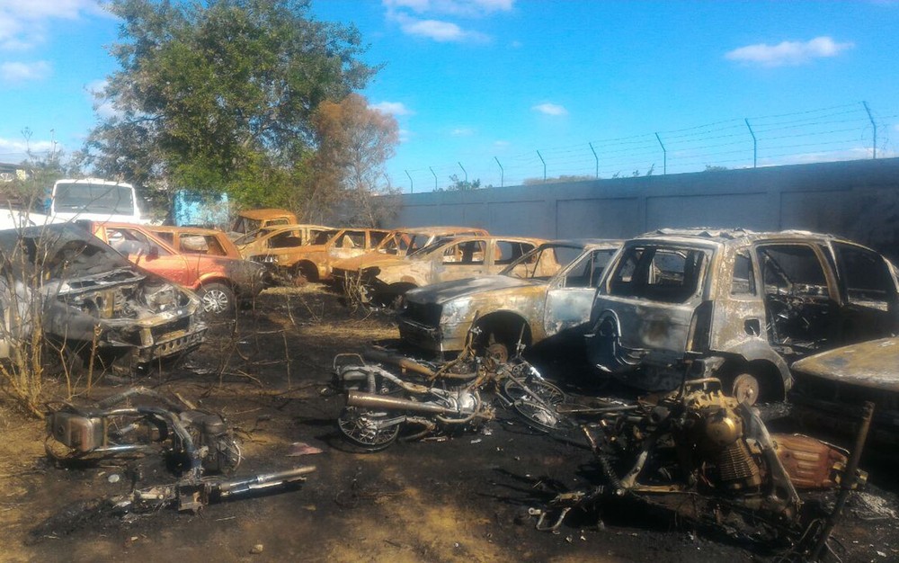 Veículos são incendiados em pátio de delegacia em Vitória da Conquista