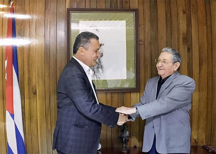 Rui Costa se encontra com Rául Castro em Cuba