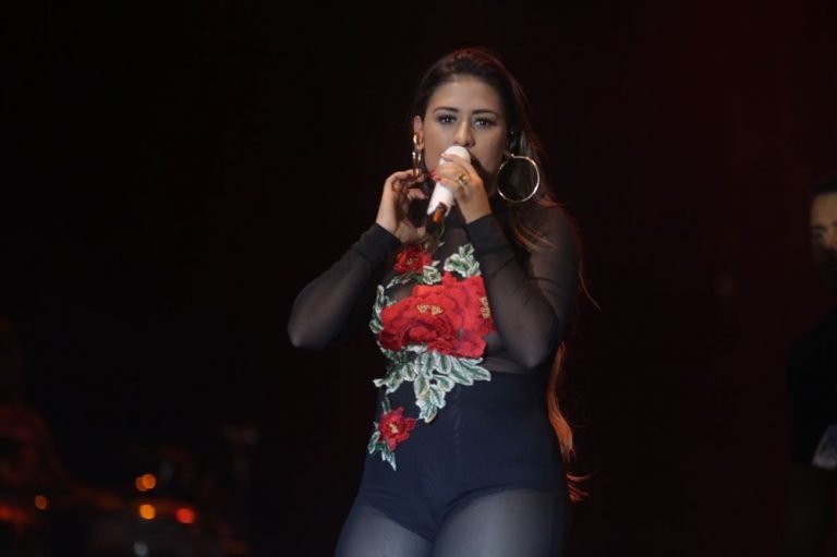 Simone sobe ao palco do Arena Bahia Music só e diz que Simaria está doente
