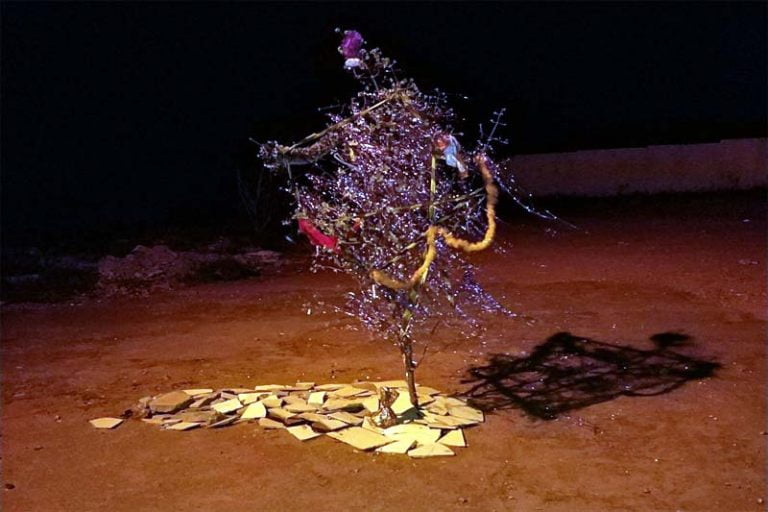 Brumado: buraco aberto pela Embasa e sinalizado com galho, ganha ornamentação natalina