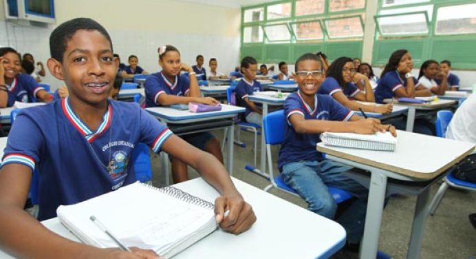 Brasil amplia investimento em educação infantil, diz OCDE