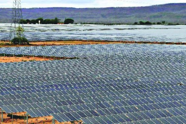 Usina gigante de energia solar começa a operar em Minas