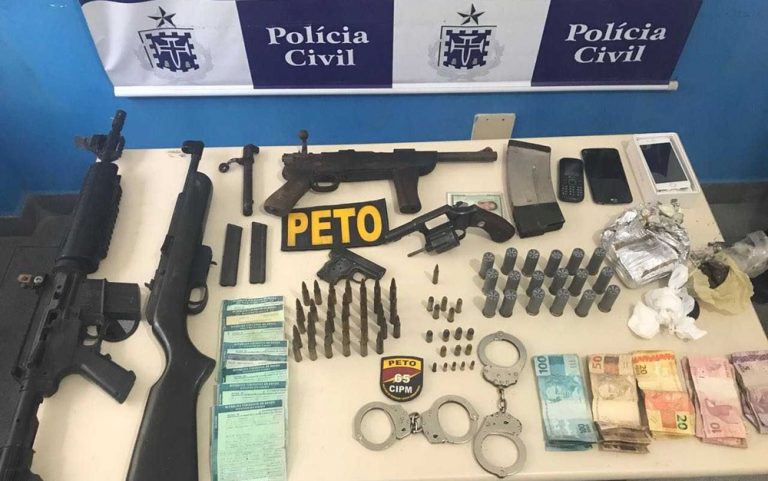 Mulher é presa com fuzil, drogas e outras armas e companheiro liga de presídio para negociar soltura dela com polícia