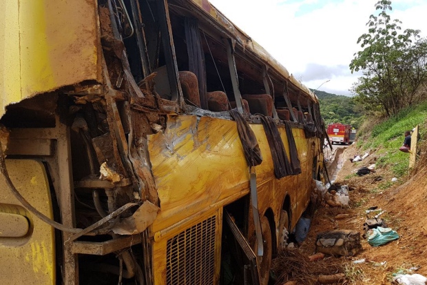 Ônibus que saiu da BA tomba em MG, seis mortos e do treze feridos