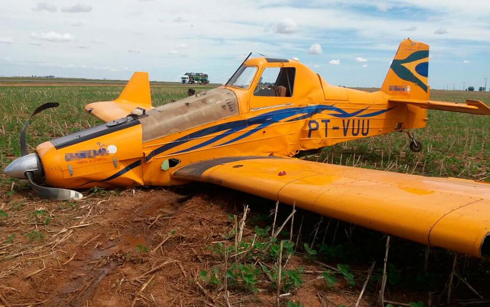 Piloto de aeronave agrícola faz pouso de emergência após bater em rede de alta tensão na Bahia