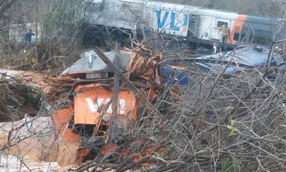 Trem descarrila em Janaúba, maquinistas são resgatados