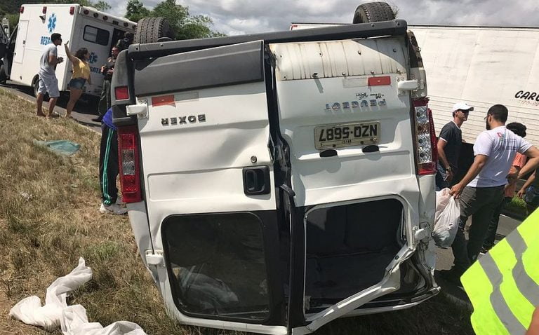 Van do IFBA capota e deixa um morto e sete pessoas feridas