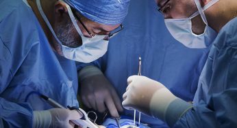 Cirurgião confessa ter marcado iniciais do seu nome no fígado de pacientes