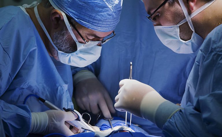 Cirurgião confessa ter marcado iniciais do seu nome no fígado de pacientes