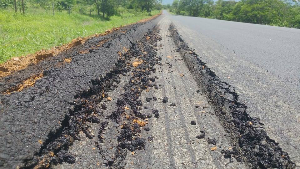 Novo asfalto da BA-612 apresenta defeitos em Candiba
