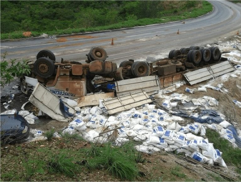 Motorista de carreta morre após invadir a contramão e bater de frente com caminhão no Norte de Minas