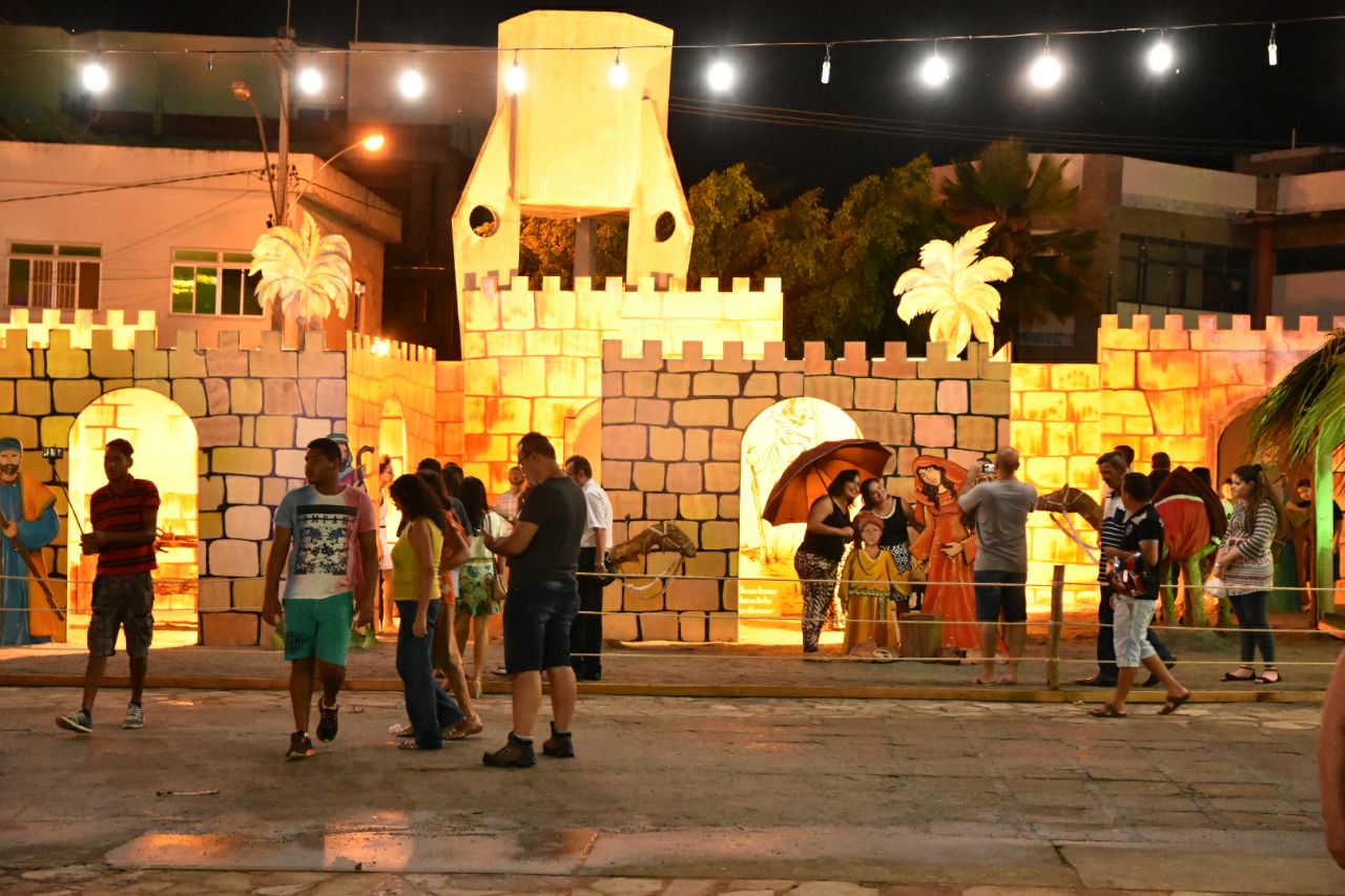 Fotos: Decoração natalina é inaugurada na Praça do Feijão