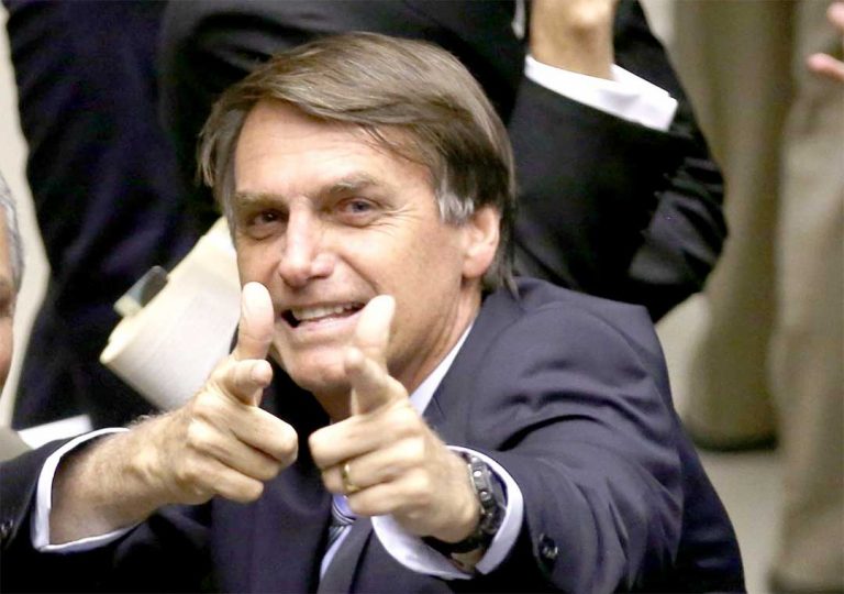 Decreto que flexibiliza posse de arma sai este mês, diz Bolsonaro
