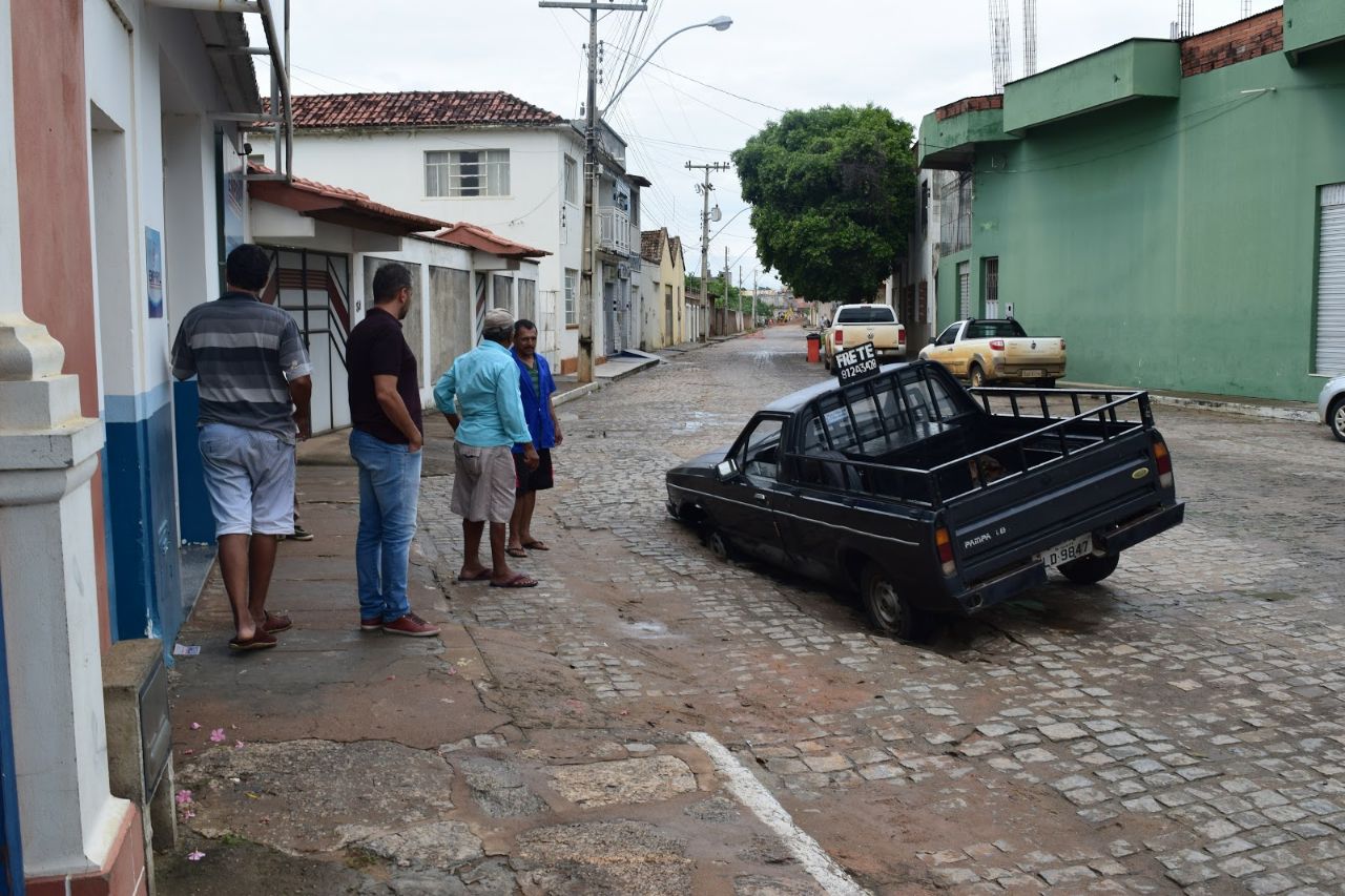 Guanambi: carro cai em buraco de rede de esgoto da Embasa