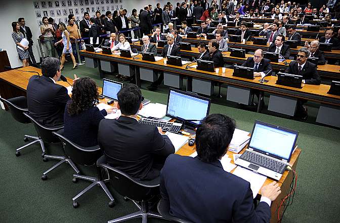 Em votação relâmpago, comissão aprova PEC das eleições diretas