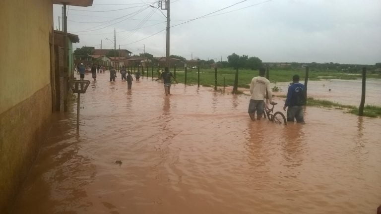 Pessoas ficam ilhadas após chuva de 120 mm em Janaúba