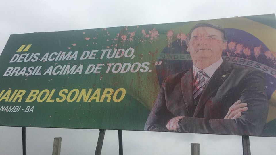 Outdoor de homenagem a Bolsonaro amanhece vandalizado em Guanambi