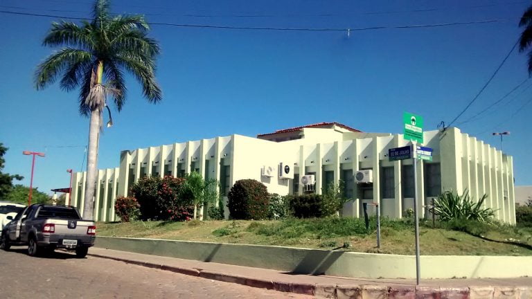 Vândalos picham prédios públicos em Carinhanha