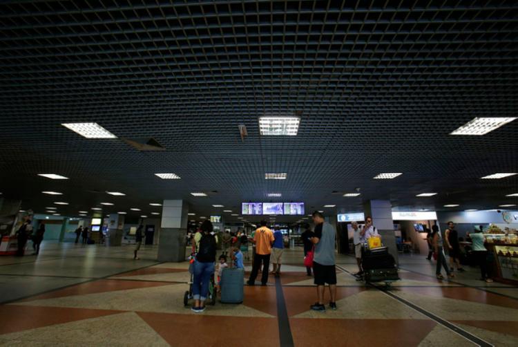 Sem energia elétrica, passageiros sofrem com calor e escuridão no aeroporto de Salvador