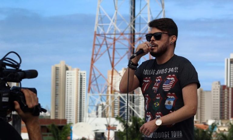 Cantor Lucas Kart, da “Kart Love”, é assaltado na frente de casa