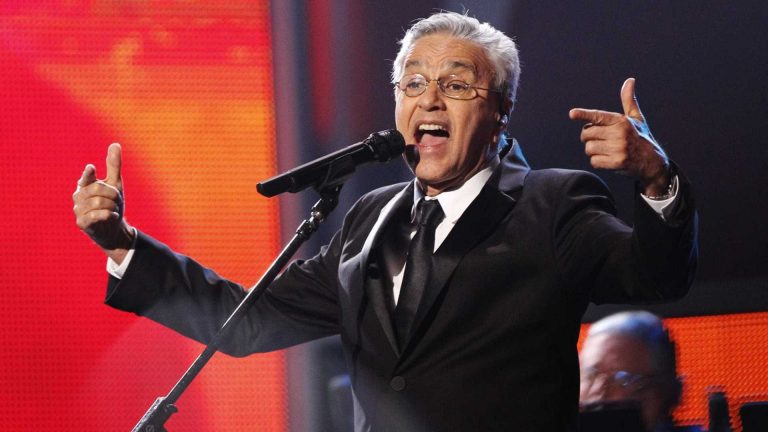 Caetano Veloso cobra que ACM Neto pague direitos autorais a artistas