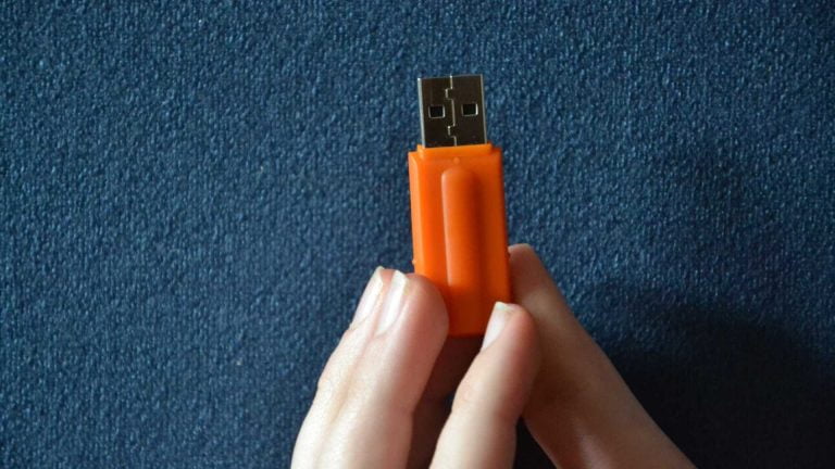 Hacker cria pendrive que instala vírus no PC e explode