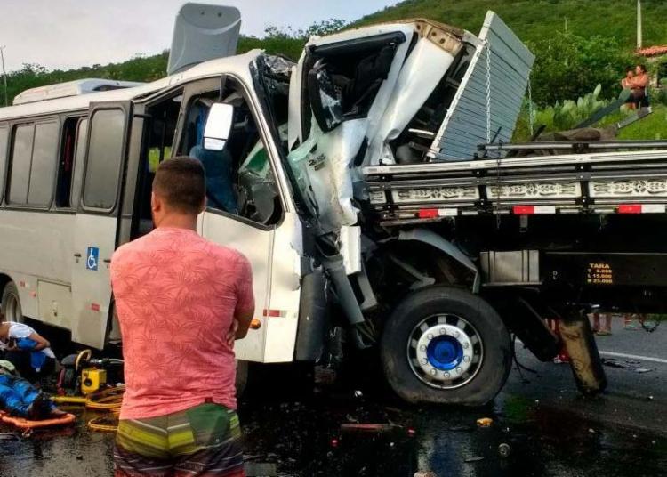 Colisão entre micro-ônibus e caminhão deixa 22 feridos e um morto na BR-116