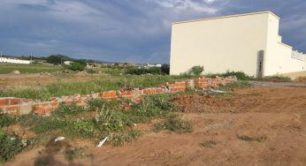 Prefeitura derruba muro construído em terreno antes de doação