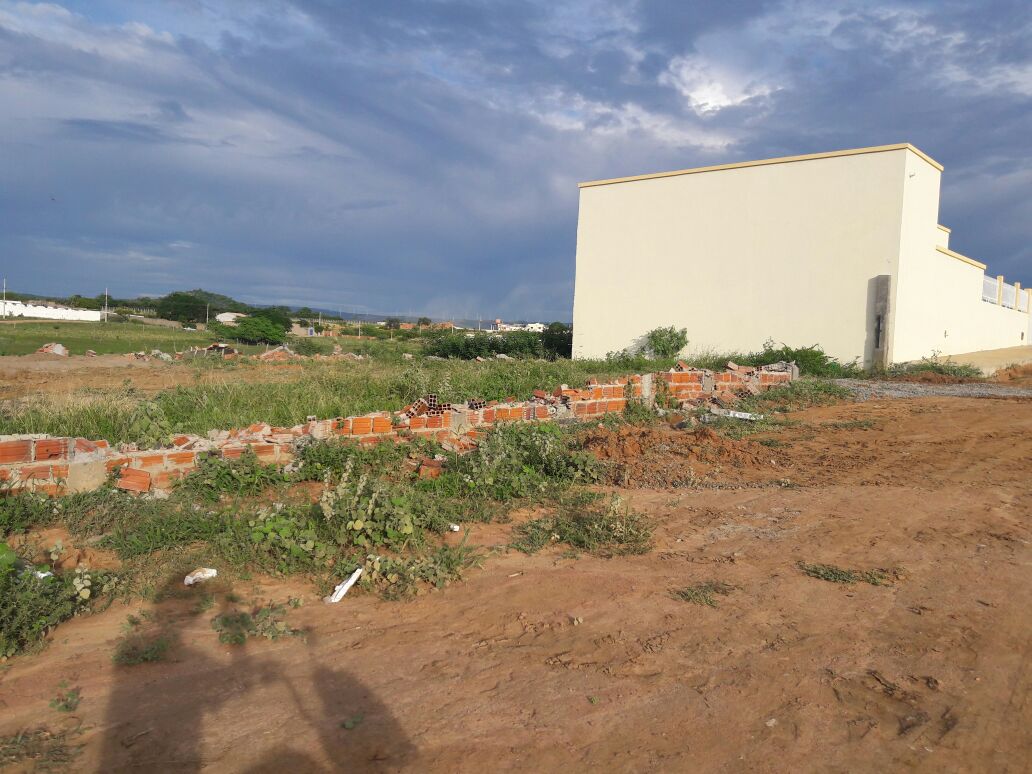 Prefeitura derruba muro construído em terreno antes de doação
