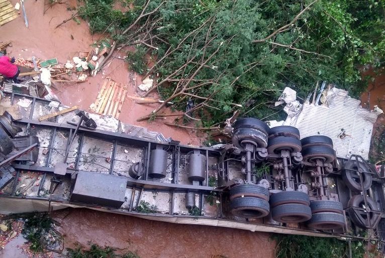 Motorista morre após caminhão cair de ponte no Norte de Minas
