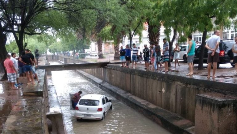 Motorista perde o controle e carro cai no Canal da Feira