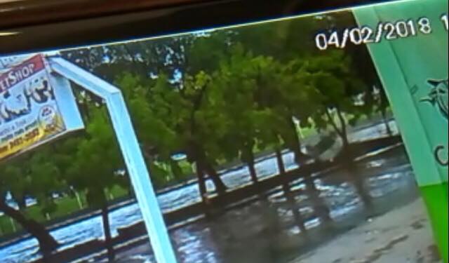 Câmera de segurança flagra carro caindo no Canal da feira