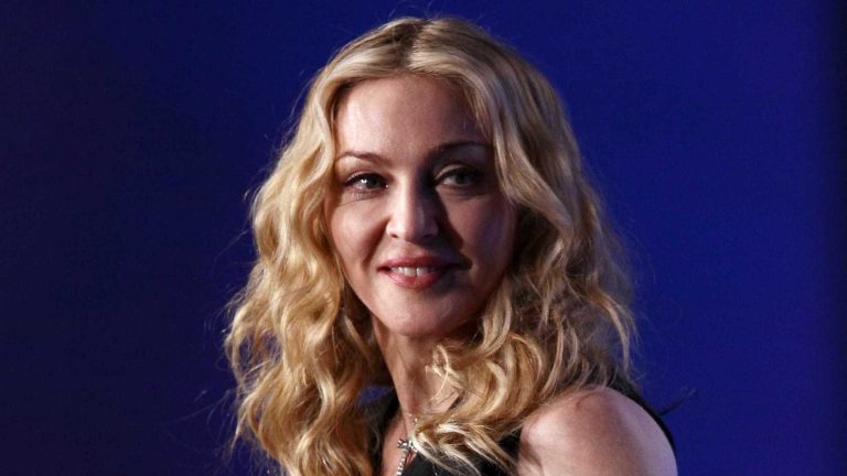 Madonna volta a agitar redes sociais com foto de topless