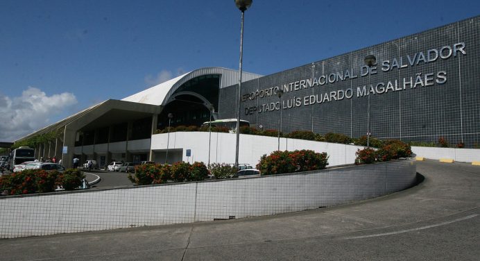 Teto desaba e funcionários ficam feridos no aeroporto de Salvador