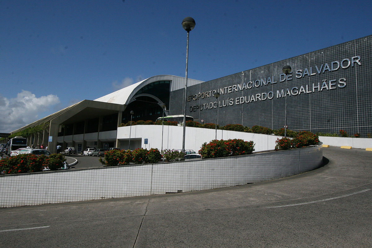 Teto desaba e funcionários ficam feridos no aeroporto de Salvador