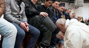 Papa Francisco lava os pés de detentos em Roma