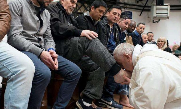 Papa Francisco lava os pés de detentos em Roma