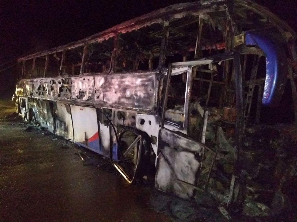 Ônibus que seguia para Guanambi pega fogo em Montes Claros