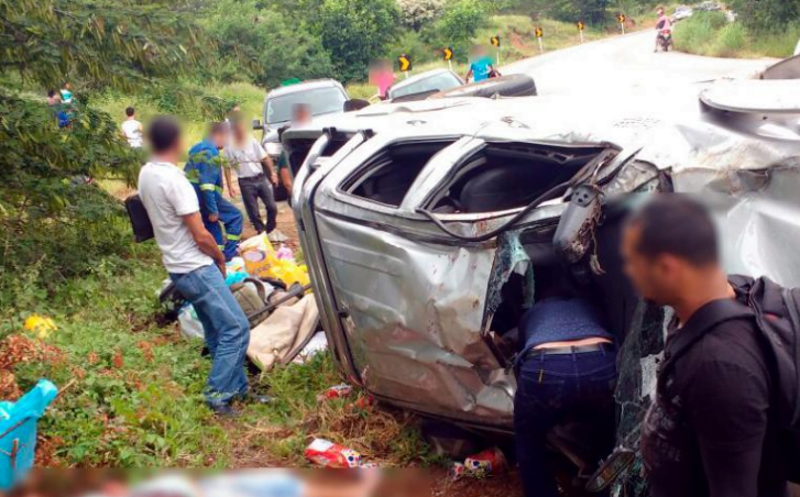 Três pessoas ficam feridas em capotamento na Serra dos Brindes em Guanambi
