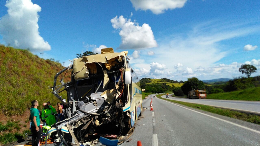 MG: Acidente com ônibus que seguia para Bahia deixa um morto e dez feridos