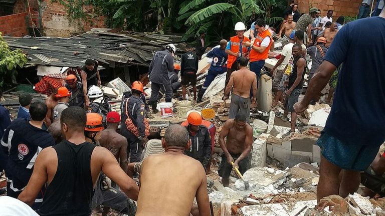 Desabamento de prédio mata criança e deixa soterrados em Salvador