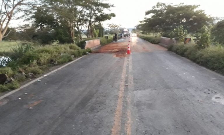 Caminhão que seguia para Guanambi capota no Norte de Minas