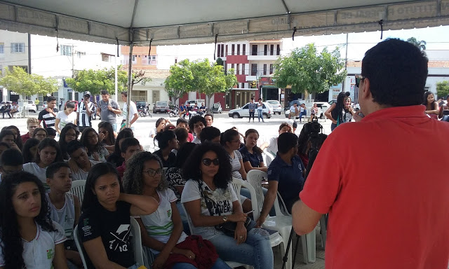 Servidores e alunos do IF Baiano realizam aula pública em Guanambi