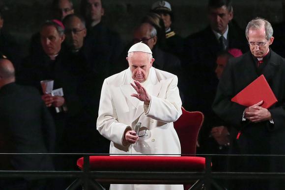 Papa pede ajuda para pobres e critica os que “gastam alegremente”
