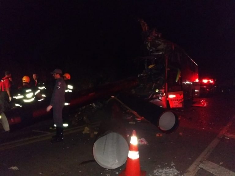 Acidente com ônibus, carreta e caminhonete deixa mortos e feridos na BR-116 em MG